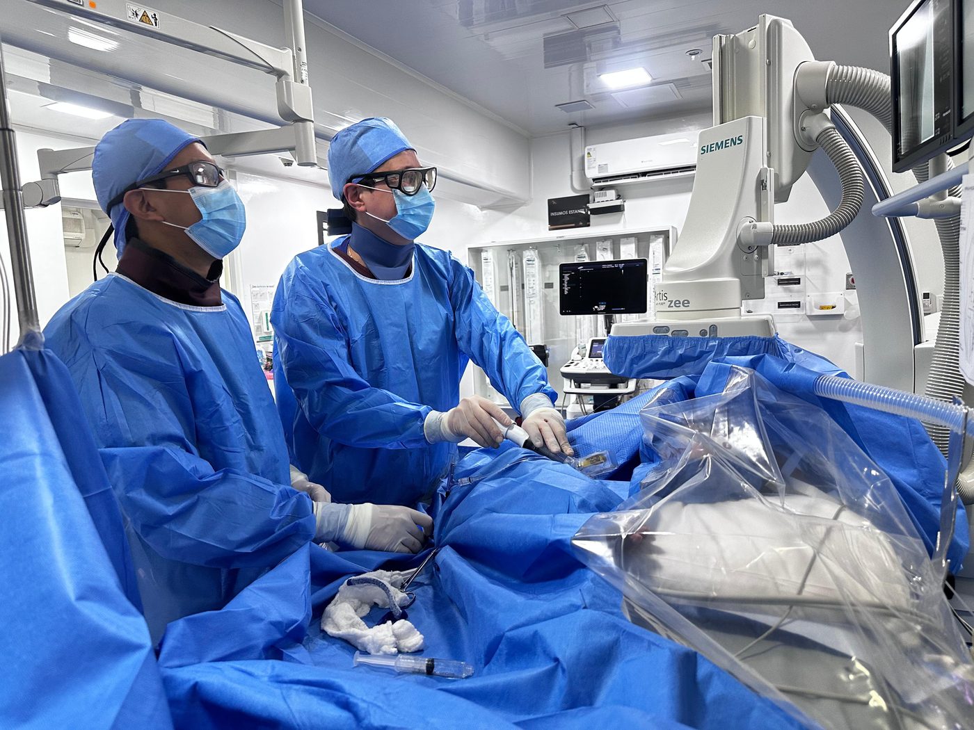 Dr. Patricio Gavilanes realizando un procedimiento endovascular en quirófano